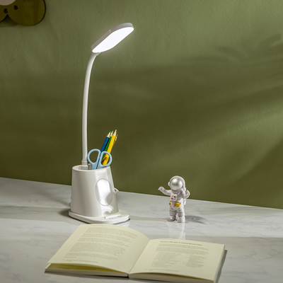 Se Genopladelig LED Skrivebordslampe med Penholder - Hvid hos Aigostar.dk